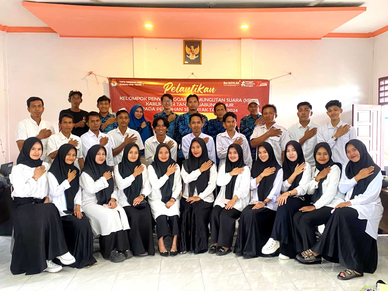 Pelantikan KPPS Desa Pemusiran: Tekankan Profesionalisme dan Netralitas untuk Sukseskan Pilkada Serentak 2024